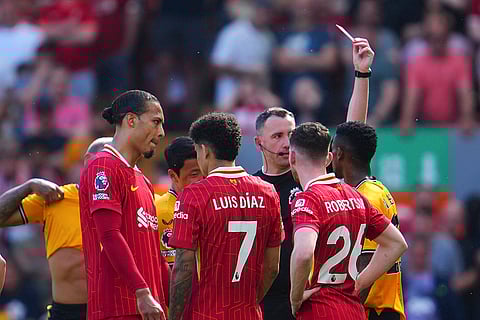 Referee shows a red card to Nelson Semedo